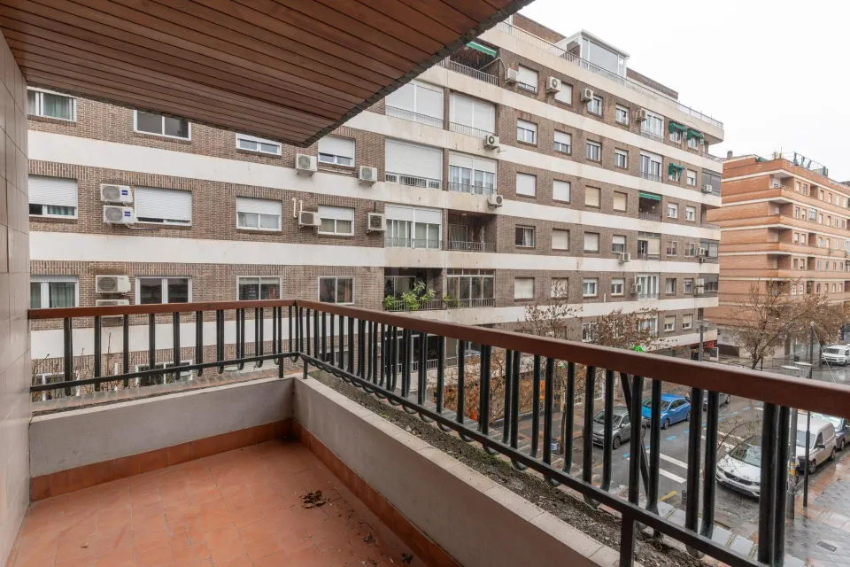 Piso en pleno centro de Granada con 2 plazas de garaje y trastero
