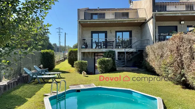 Impresionate chalet de piedra con piscina y excelentes calid