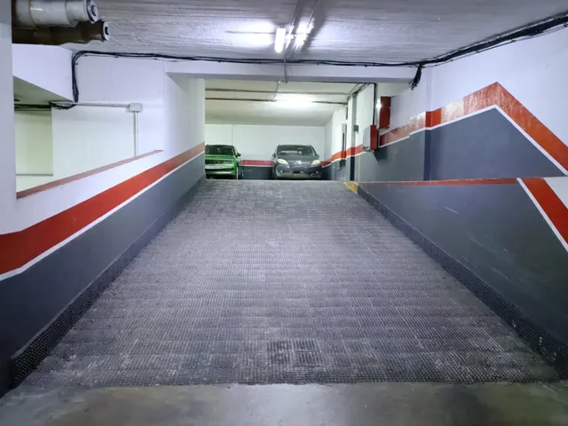 Plaza de garaje en plena Avenida junto a Comisaría. — 5