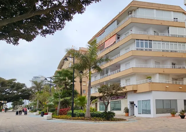 Magnifico piso en edificio en primera linea de playa en Estepona pueblo — 20