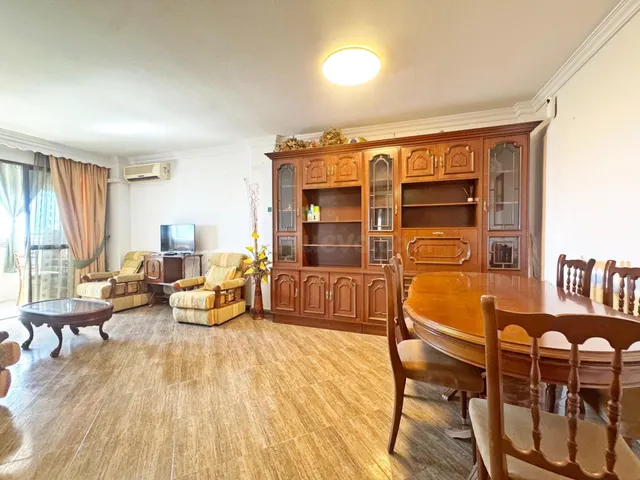 Amplio piso en esquina todo exterior con terraza y vistas al mar junto a Vialia y Avenida de Andalucía. — 4
