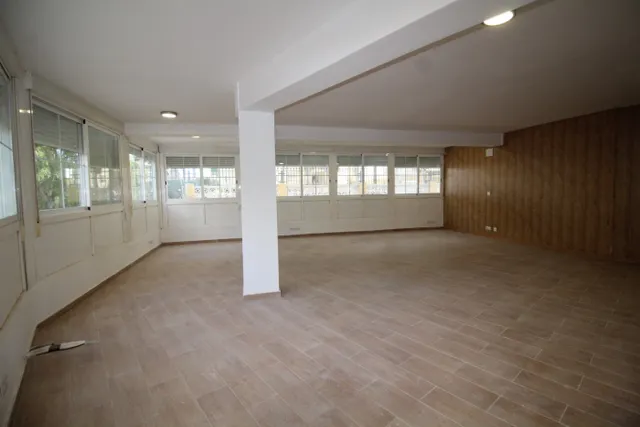 Reformado bastante amplio local comercial en avenida del  Mediterráneo con licencia de oficina. — 2