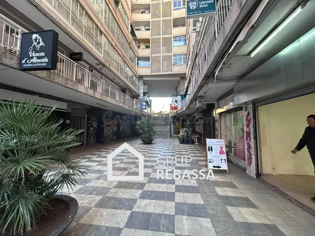 Local comercial en galerías entre Plaza Patines y calle Olmo - foto 2