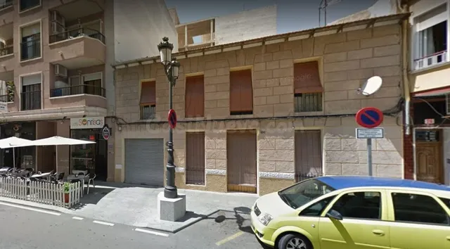 Se vende casa de gran tamaño en la principal arteria de Guar