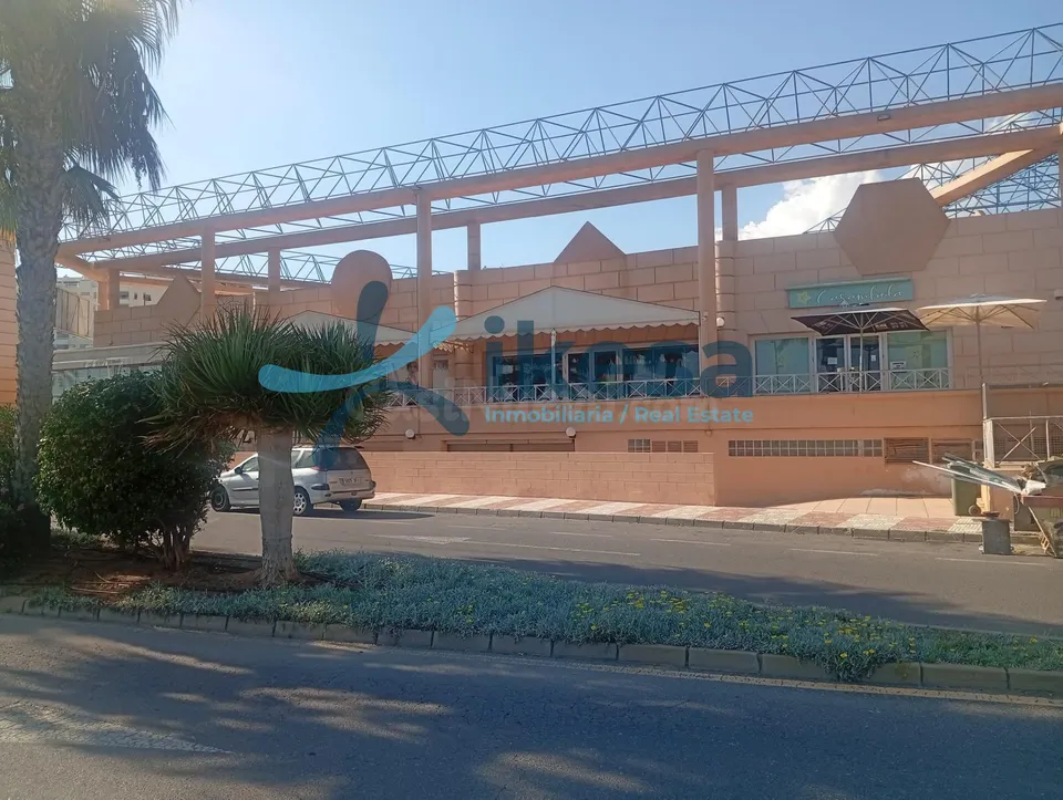 Se vende Local Comercial en la localidad de Roquetas de Mar