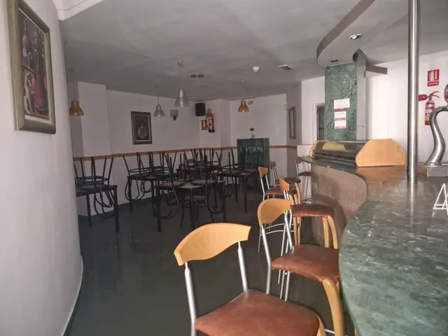 Local comercial en buen estado – Ideal para bar o cafetería — 3