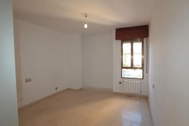 Piso en alquiler junto al Palacio de Congresos, 4 dormitorios, 2 baños — 17