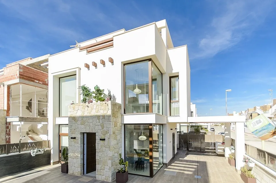 Chalet de 3 dormitorios con piscina privada llave en mano en Playa Honda(La Manga).