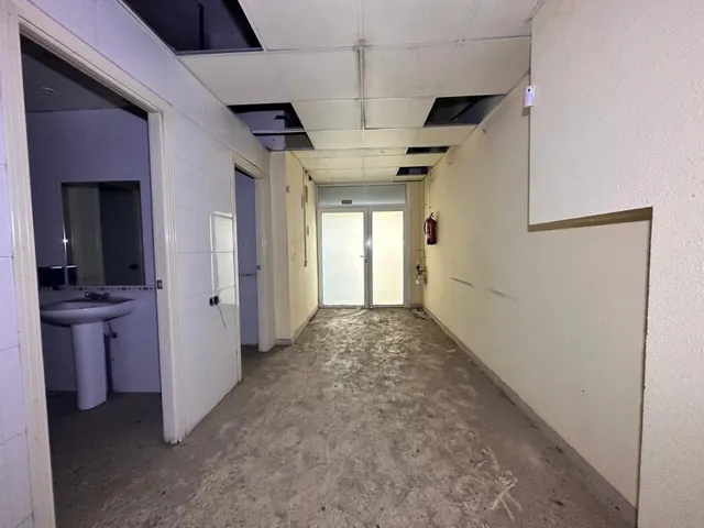 Se vende local comercial en cerdanyola del vallés — 17