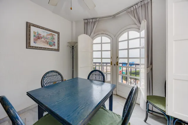 Apartamento de tres dormitorios y dos baños en residencial Duquesa Beach, primera línea de la playa de los locos — 12