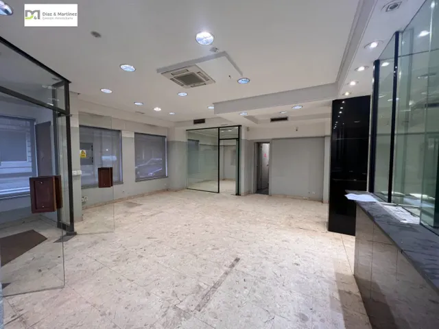 LOCAL COMERCIAL ACONDICIONADO EN ESQUINA  CON BAÑOS — 7