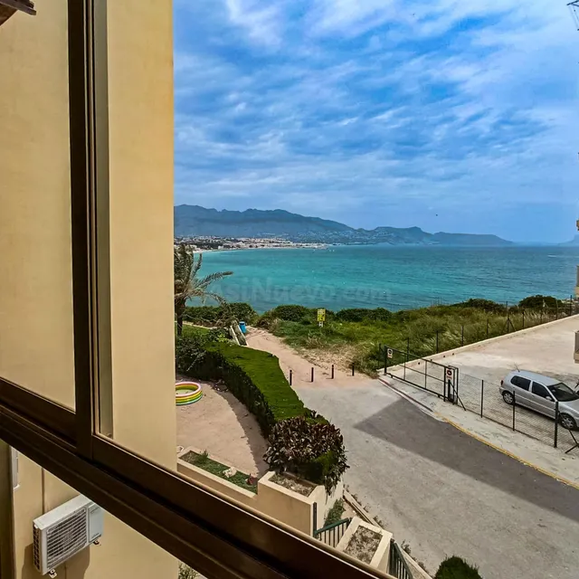 Apartamento semireformado de 2 dormitorios con vistas al mar - foto 3