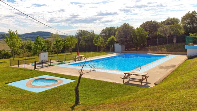 Chalet en urbanización con piscina - foto 3