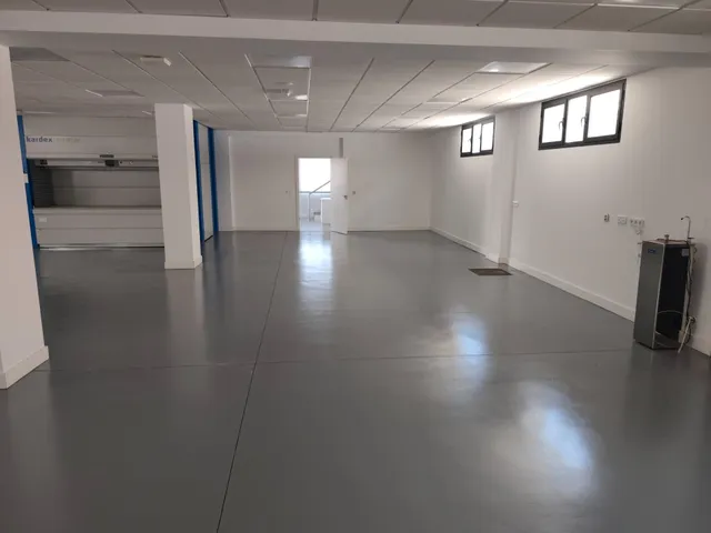 Nave en Poligono de Las Quemadas totalmente reformada y perfectamente instalada para uso mixto de oficinas y almacen — 11