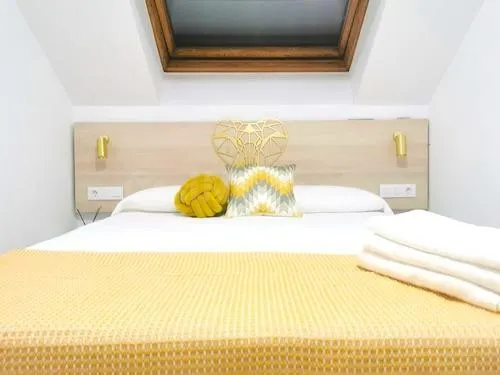 Ático exclusivo reformado con 3 suites, garaje y trastero - foto 2