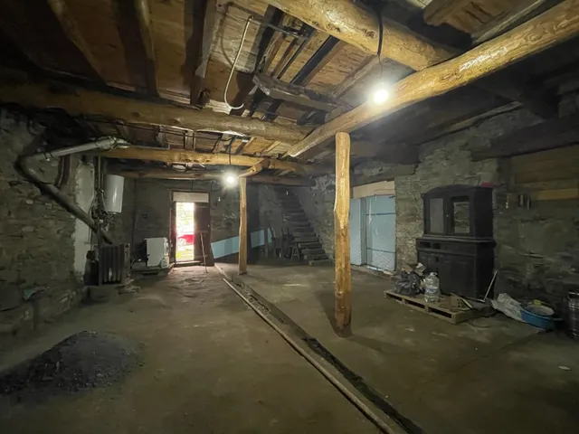 SE VENDE CASA EN CORULLÓN — 32