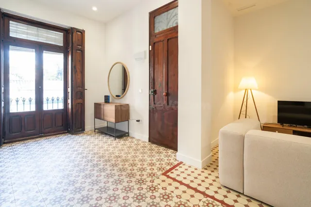 Elegancia junto al mar: fantástico piso reformado en el Caba - foto 3