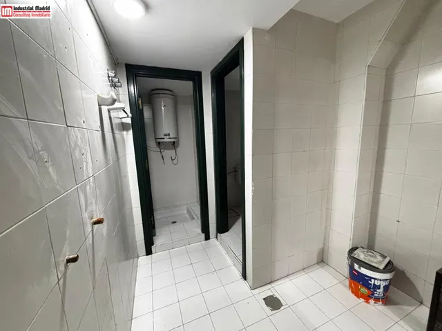 ¡Amplio local comercial con patio y accesibilidad para todos! — 6