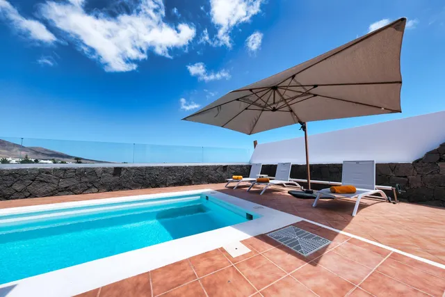 Villa con piscina y vistas despejadas a hacia el paisaje volcanico — 3