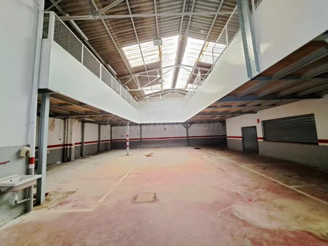 LOCAL DE MÁS DE 700 M2 EN VENTA O ALQUILER - foto 3