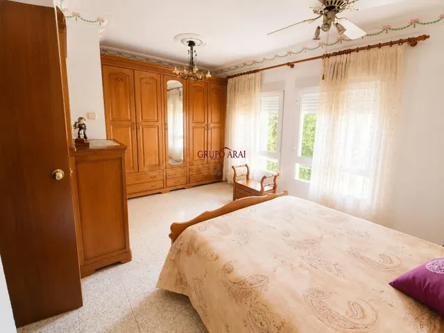 Amplia vivienda de 3 dormitorios con terraza, parking y vist - foto 2