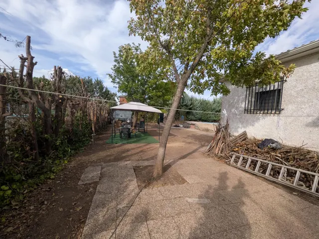 CHALET CON PISCINA EN URBANIZACIÓN — 44