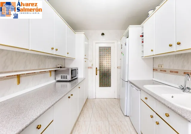 ¡Oportunidad única! Ático de 4 dormitorios y 2 baños con gran terraza frente al Colegio Agustinos (Arabial) — 17