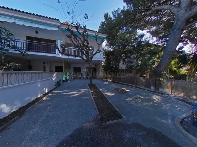 CASA PAREADA ESQUINERA EN VENTA EN COMA-RUGA – OPORTUNIDAD Ú