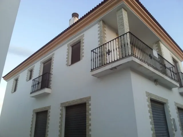Se vende vivienda para terminar con local en planta baja, obra nueva. — 2