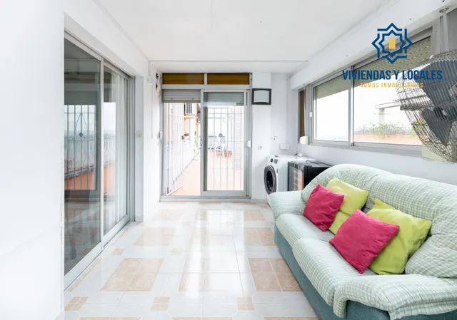 ¡Oportunidad única! Ático de 4 dormitorios y 2 baños con gran terraza frente al Colegio Agustinos (Arabial) — 15
