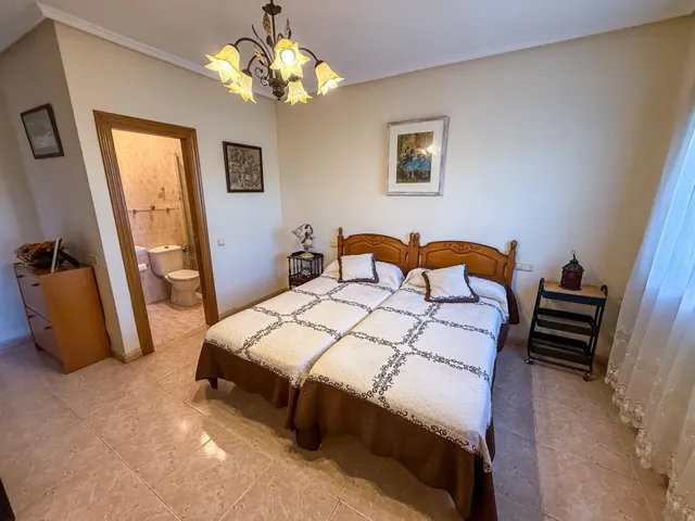 Amplio chalet pareado en El Chaparral — 4 dormitorios, 4 baños, piscina privada y gran parcela — 14
