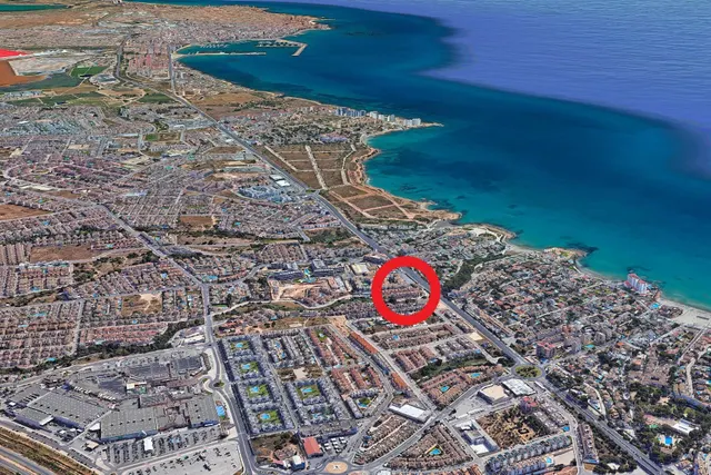 Casa adosada reformada y espaciosa de tres plantas (86 m2) con 3 dormitorios, 2 baños y 1 aseo. Terraza frente, piscina comunitaria, cerca del La Zenia Boulevard y a tan solo 650 m de Playa Flamenca — 38