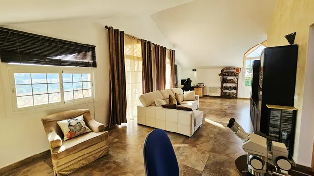 Encantador Chalet de 2 Plantas con Amplios Espacios y Terrazas — 12