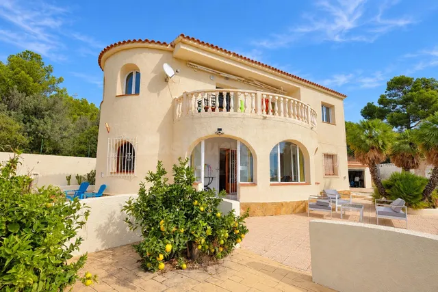 Villa con piscina, orientación sur y vistas al mar y montaña - foto 3