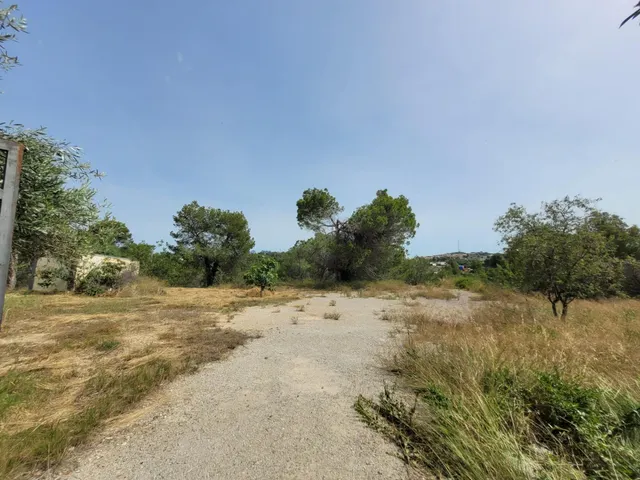 Terreno llano con todos los servicios en El Maset de Masquefa — 16