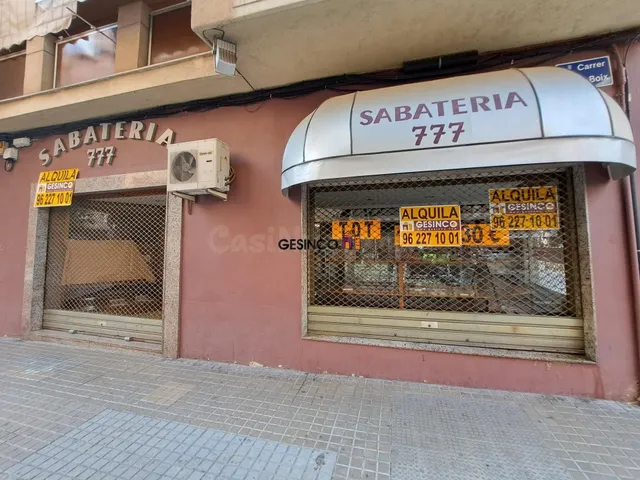 LOCAL COMERCIAL HACIENDO CHAFLÁN EN ZONA TRANSITADA — 2