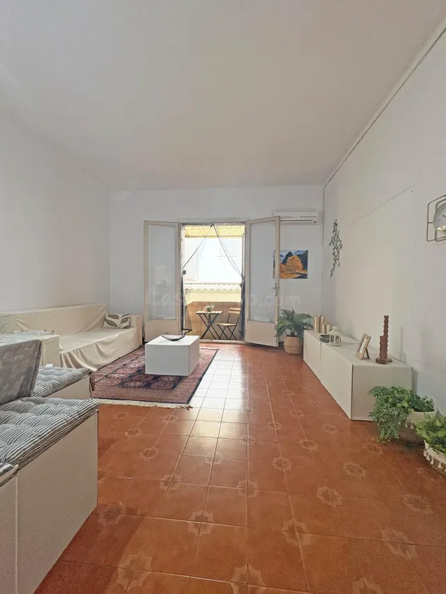 Piso exterior en planta baja con gran patio privado en Terrassa — 2