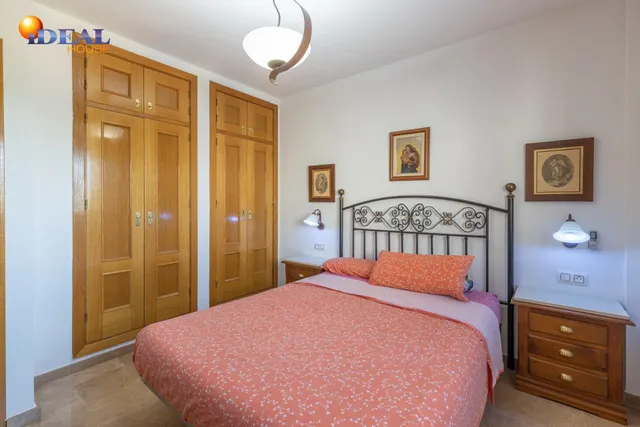 Adosada con 4 dormitorios, amplias terrazas y vistas a Granada y sierra nevada — 18