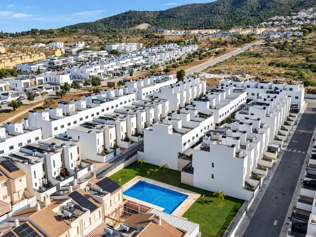 Exclusivo Chalet adosado del 2022 con gran solárium privado  - foto 2