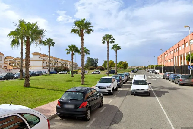 Casa adosada en buen estado (aprox. 87 m2) en el popular Jardín del Mar XIII. Terraza orientada al suroeste frente a la casa, azotea, gran piscina comunitaria y cerca de colegios y supermercados. — 29