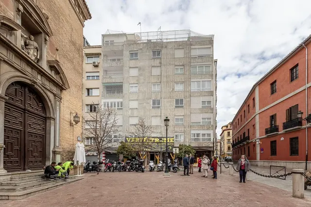 AMPLIO PISO EN PLAZA DE LAS DESCALZAS — 37