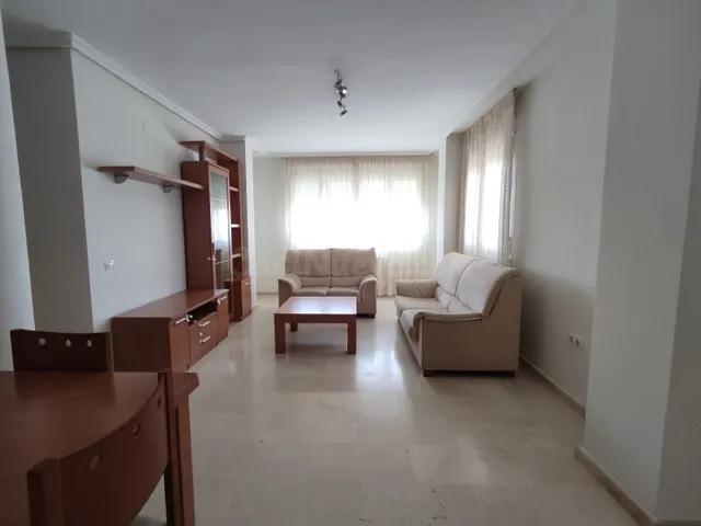 Piso seminuevo con cuatro amplios dormitorios, dos baños completos, garaje, trastero y piscina comun — 3