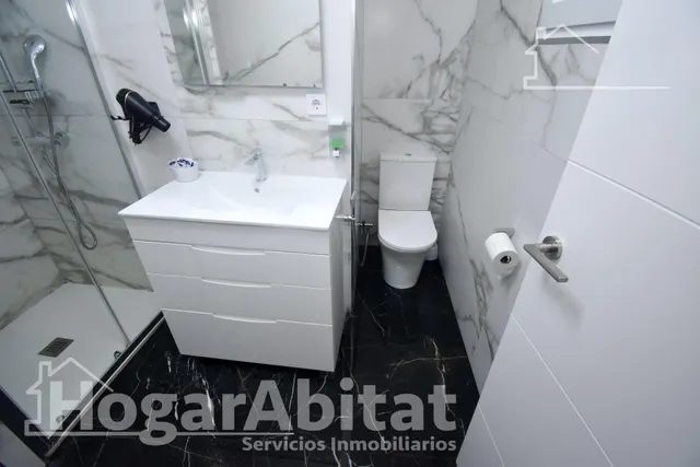 ¡Espectacular! Amplio, moderno y reformado, todo amueblado y cerca del centro — 31