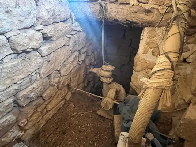 Finca con pozo productivo y maset en Valjunquera — 12