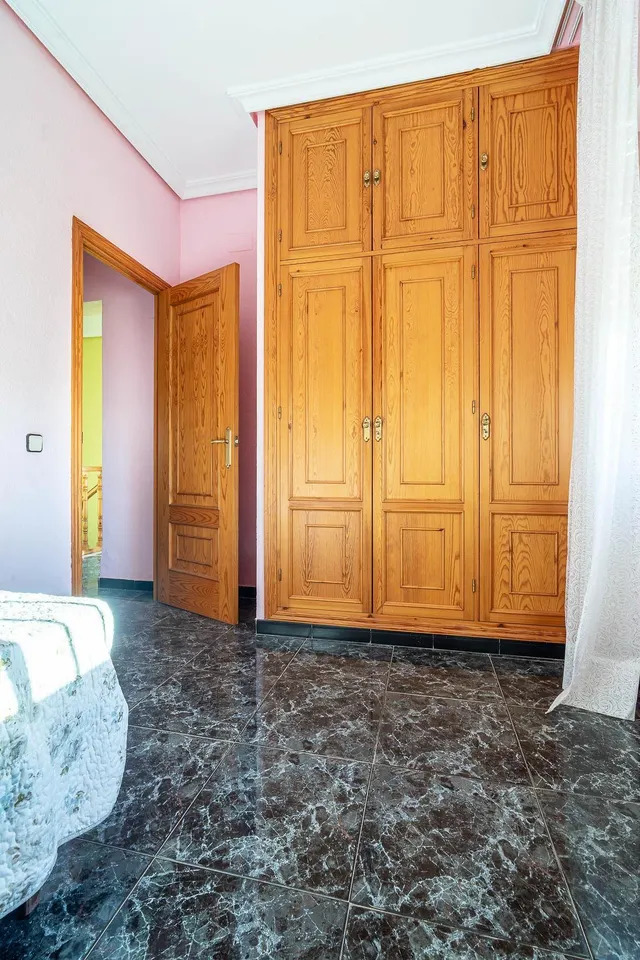 Chalet independiente con piscina privada, amplio jardín y 6 dormitorios en Bollullos de la Mitación — 22