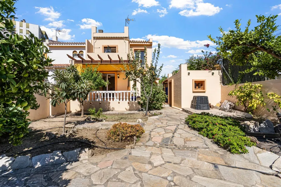¡Descubre esta preciosa casa pareada en venta!
