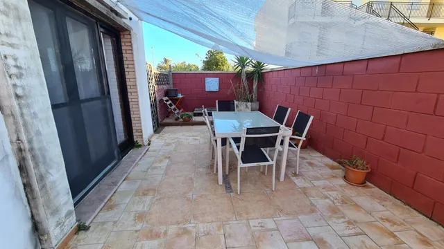 Chalet de 71 m2 con terraza y piscina a muy pocos metros de la playa — 5