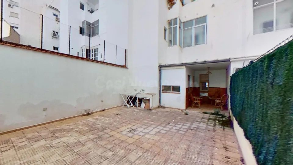 Amplia vivienda en las faldas del castillo de Santa Barbara