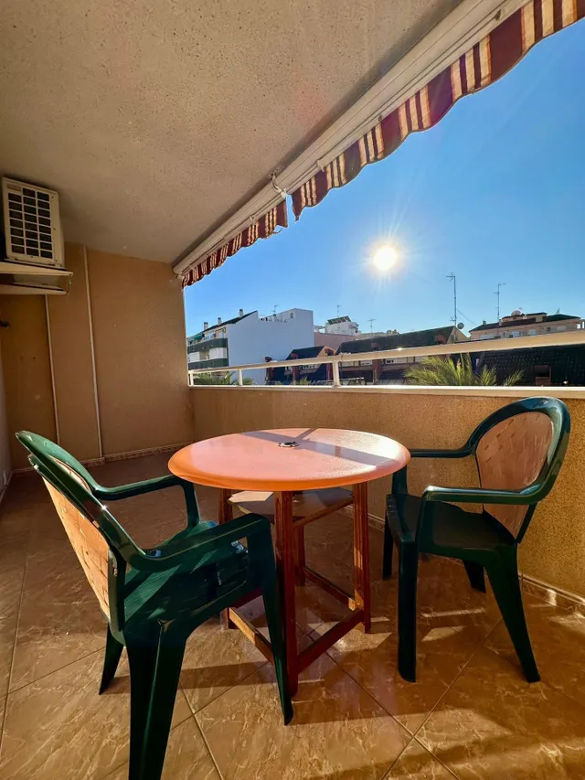 Se vende piso con garaje cerrado y terraza de 10 m2 en Torrevieja — 2