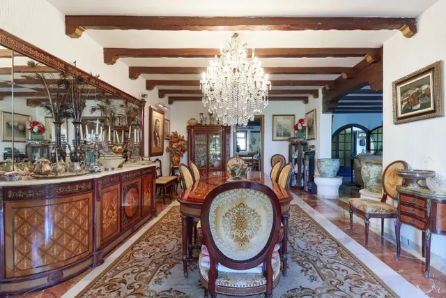 VENTA DE VILLA PAREADA EN EL CENTRO DE MARBELLA. 8 DORMITORIOS, JARDÍN CON PISCINA Y PARKING. — 2